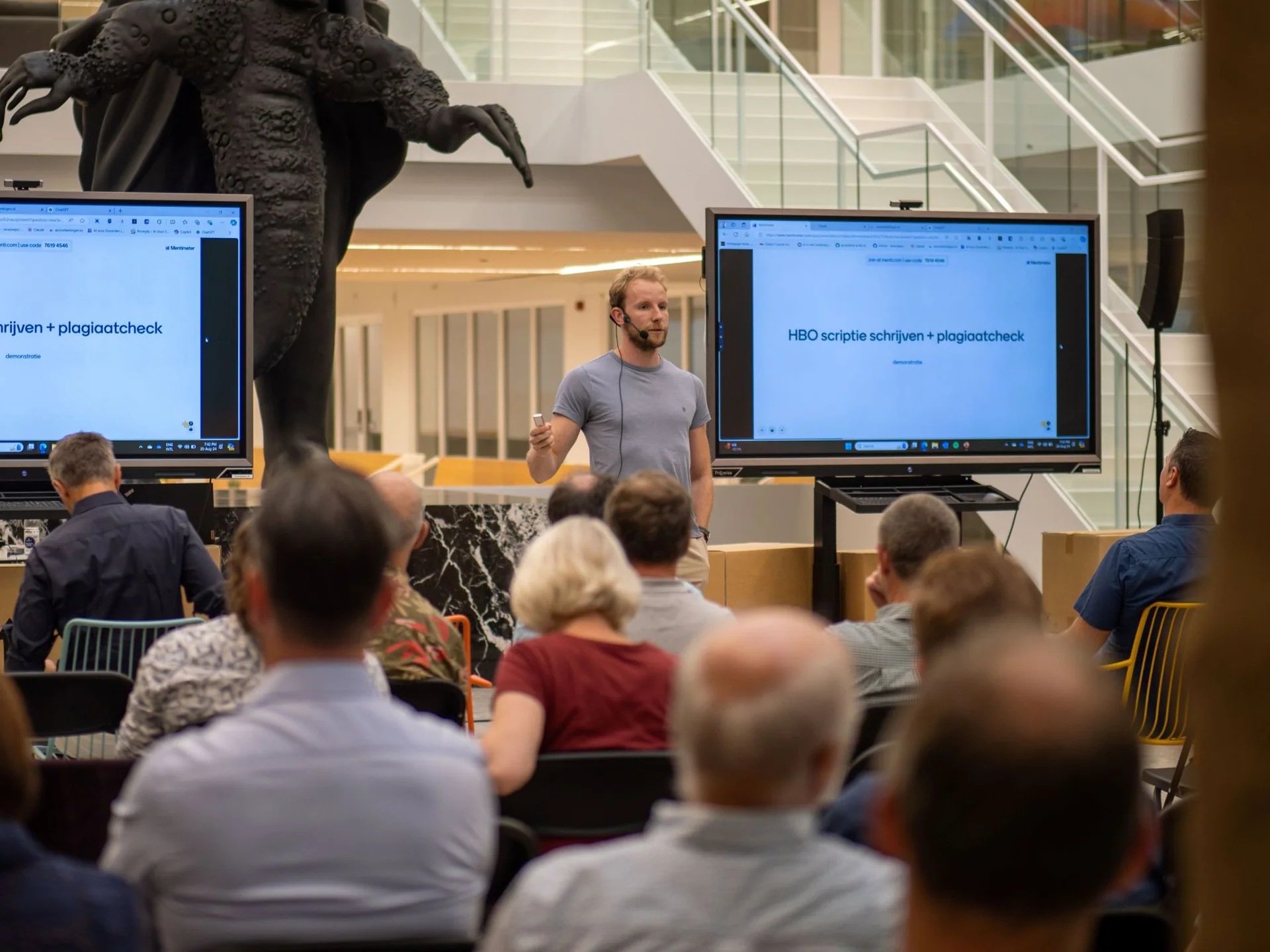 Tom Naberink geeft een presentatie aan onderwijsprofessionals.