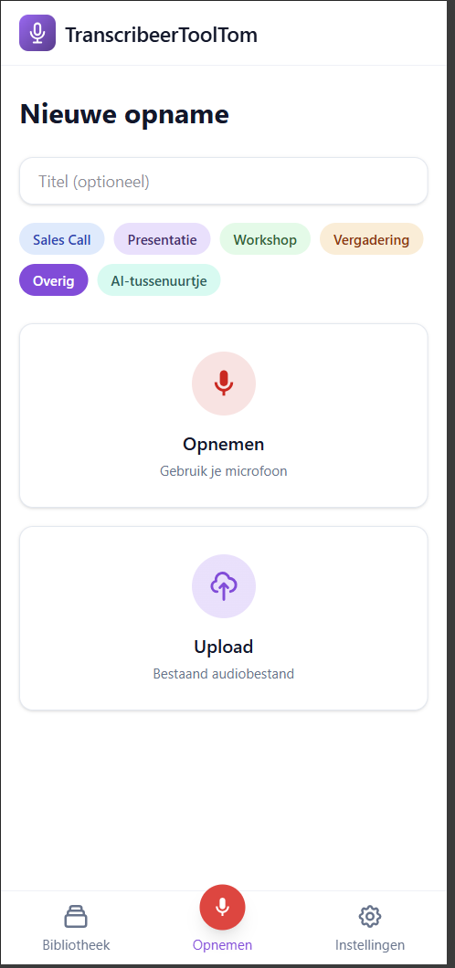 Mobiele opnamepagina van TranscribeerToolTom met knoppen voor opnemen en uploaden