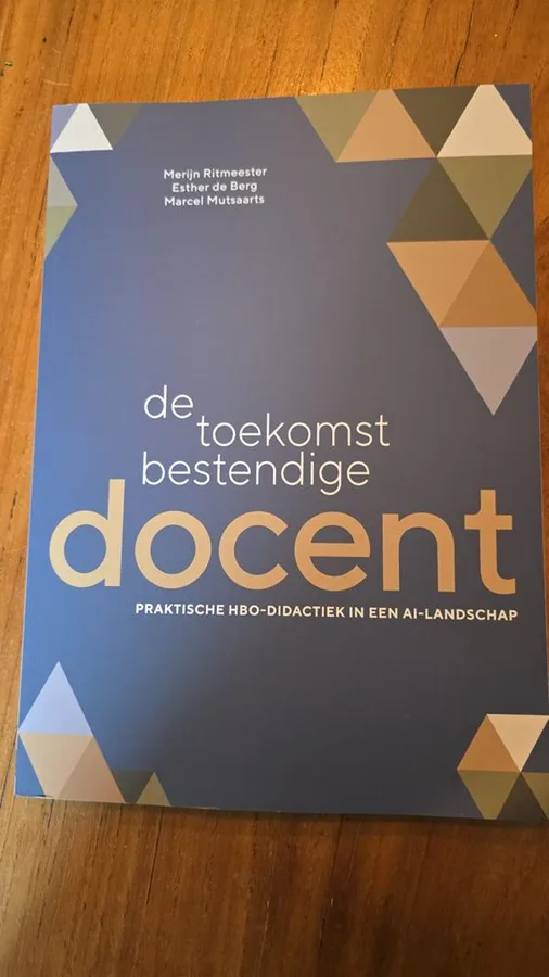 LinkedIn-bijdrage van Marcel Mutsaarts: Hij ligt op mijn deurmat. Echt. Van pixels naar papier. Maandenlang heb ik samen met Merijn Ritmeester en Esther de