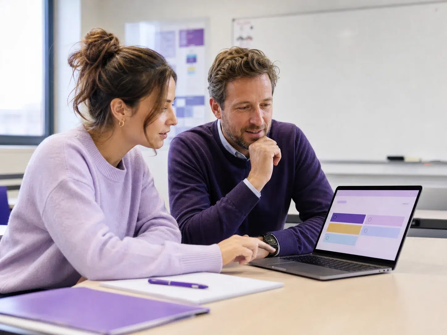 Twee docenten bouwen samen een educatieve webapp op een laptop